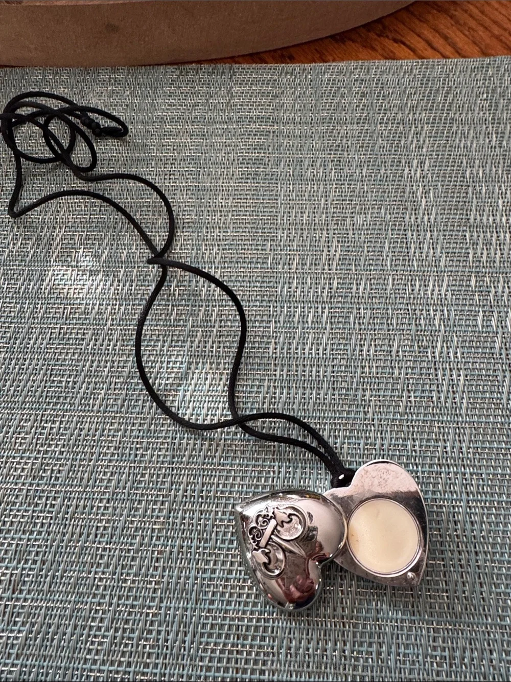 𝅺Retired Avon Outspoken by Fergie Heart Solid Perfume pendant necklace.